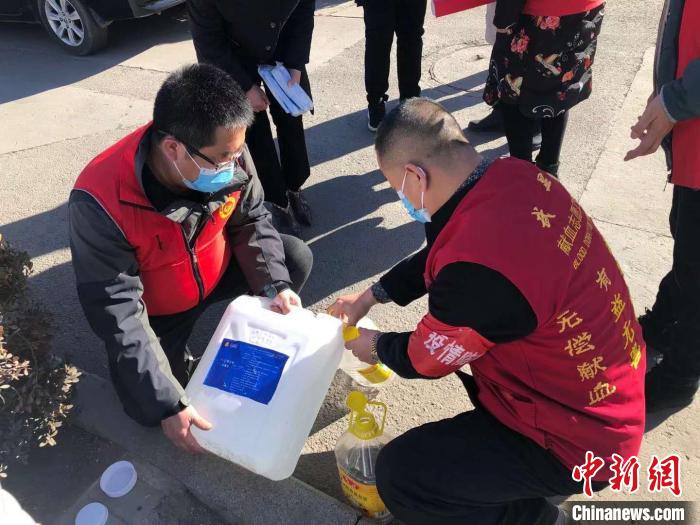 武显明及队友为民众发放消毒物品。 武显明供图