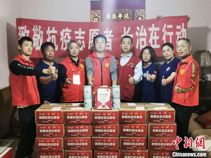 武显明及队友捐献防护物品。 武显明供图