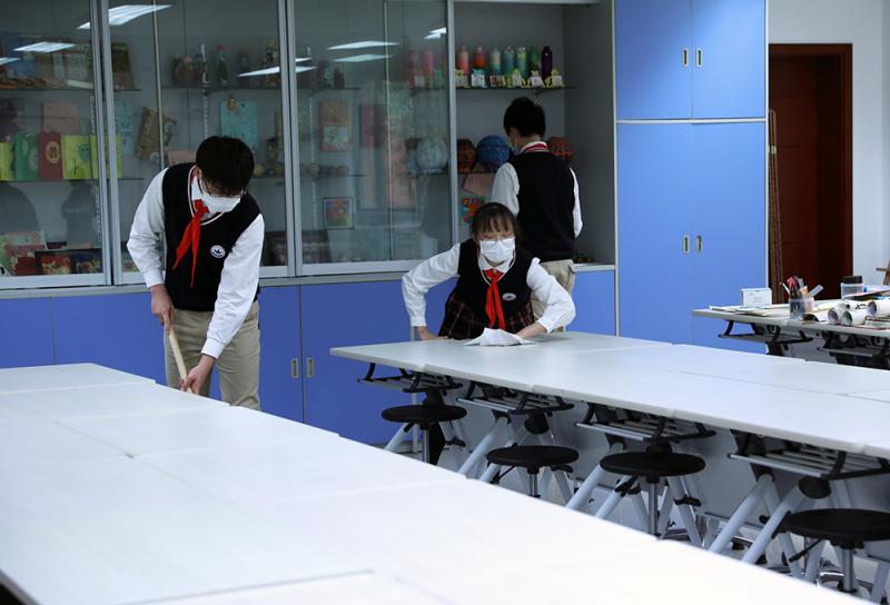 上海市实验学校西校设立劳动教育月,引导