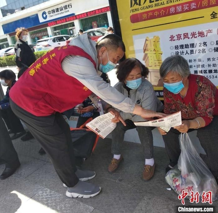 武显明向民众普及抗疫知识。 武显明供图