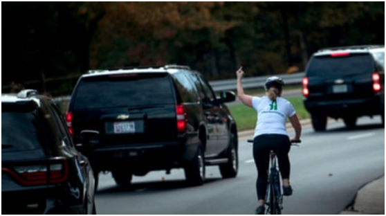特朗普车队飞驰她竖起一根中指 被赞＂美国英雄