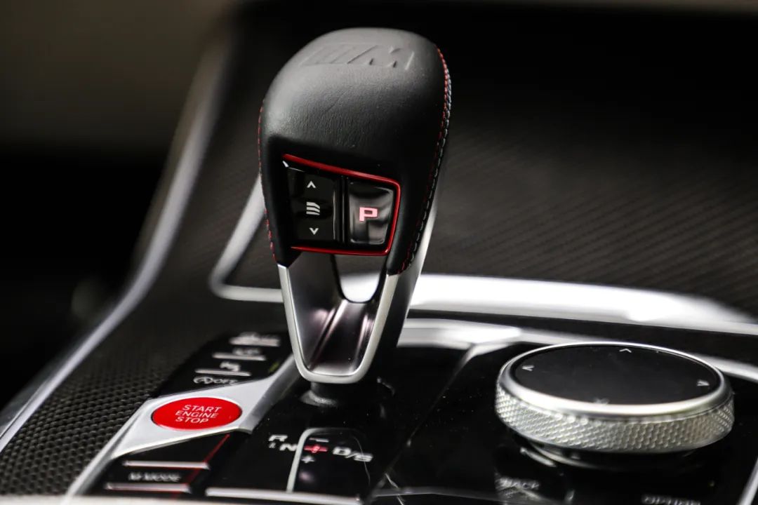 双涡轮+8AT+激光大灯,中大型SUV,新款比老款还便宜25万!