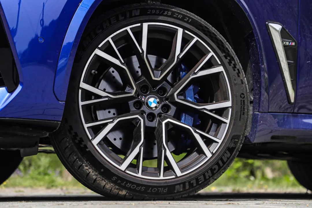 双涡轮+8AT+激光大灯,中大型SUV,新款比老款还便宜25万!