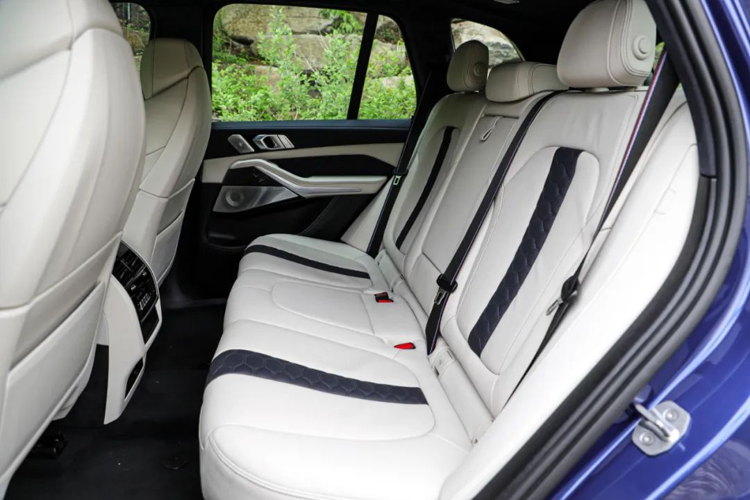 双涡轮+8AT+激光大灯,中大型SUV,新款比老款还便宜25万!