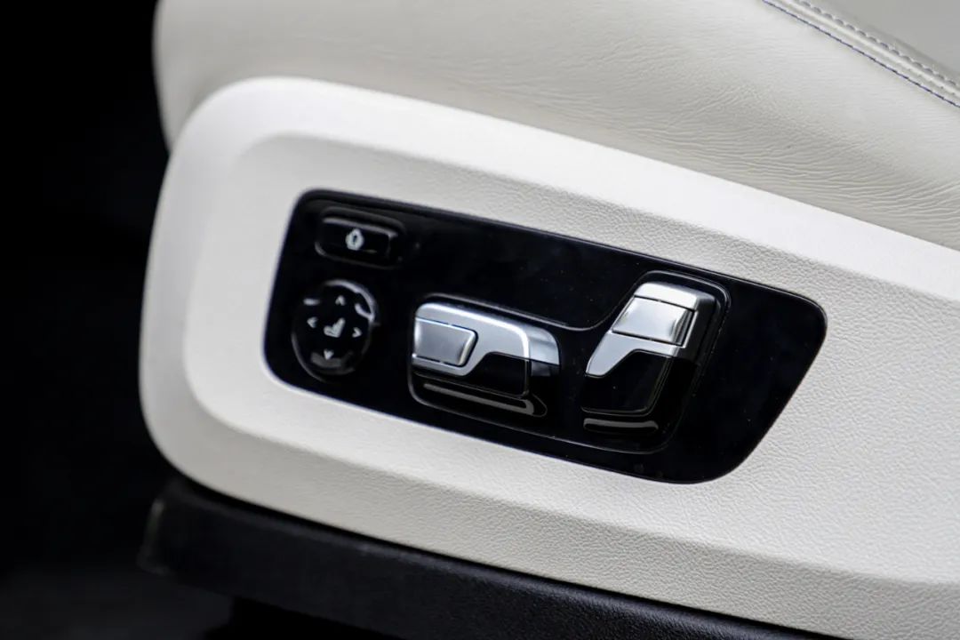 双涡轮+8AT+激光大灯,中大型SUV,新款比老款还便宜25万!