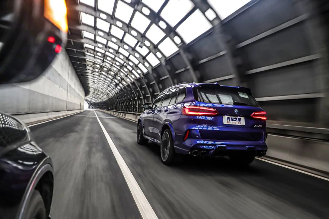 双涡轮+8AT+激光大灯,中大型SUV,新款比老款还便宜25万!