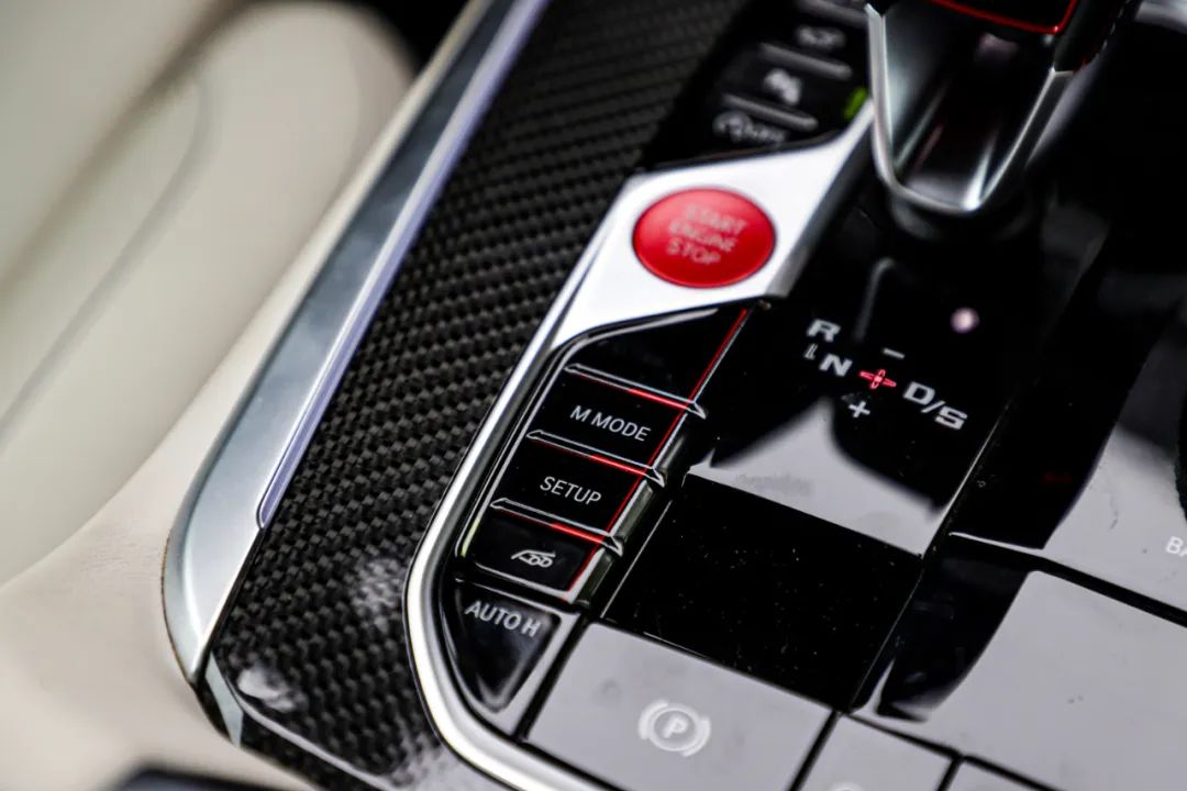 双涡轮+8AT+激光大灯,中大型SUV,新款比老款还便宜25万!