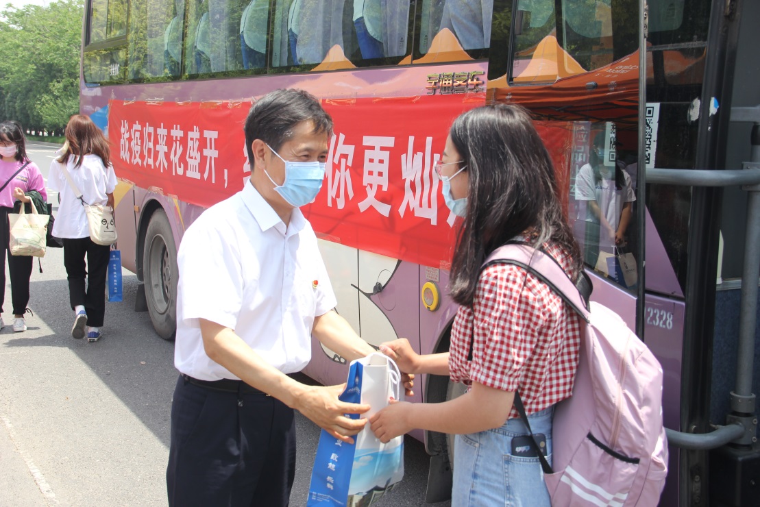 河南经贸职业学院首批学生返校 专车接等硬核操作暖人心
