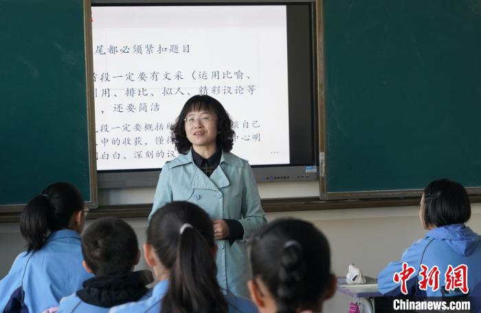 裕固族委员忧心教师结构性短缺 张口会唱民族留不住音乐老师