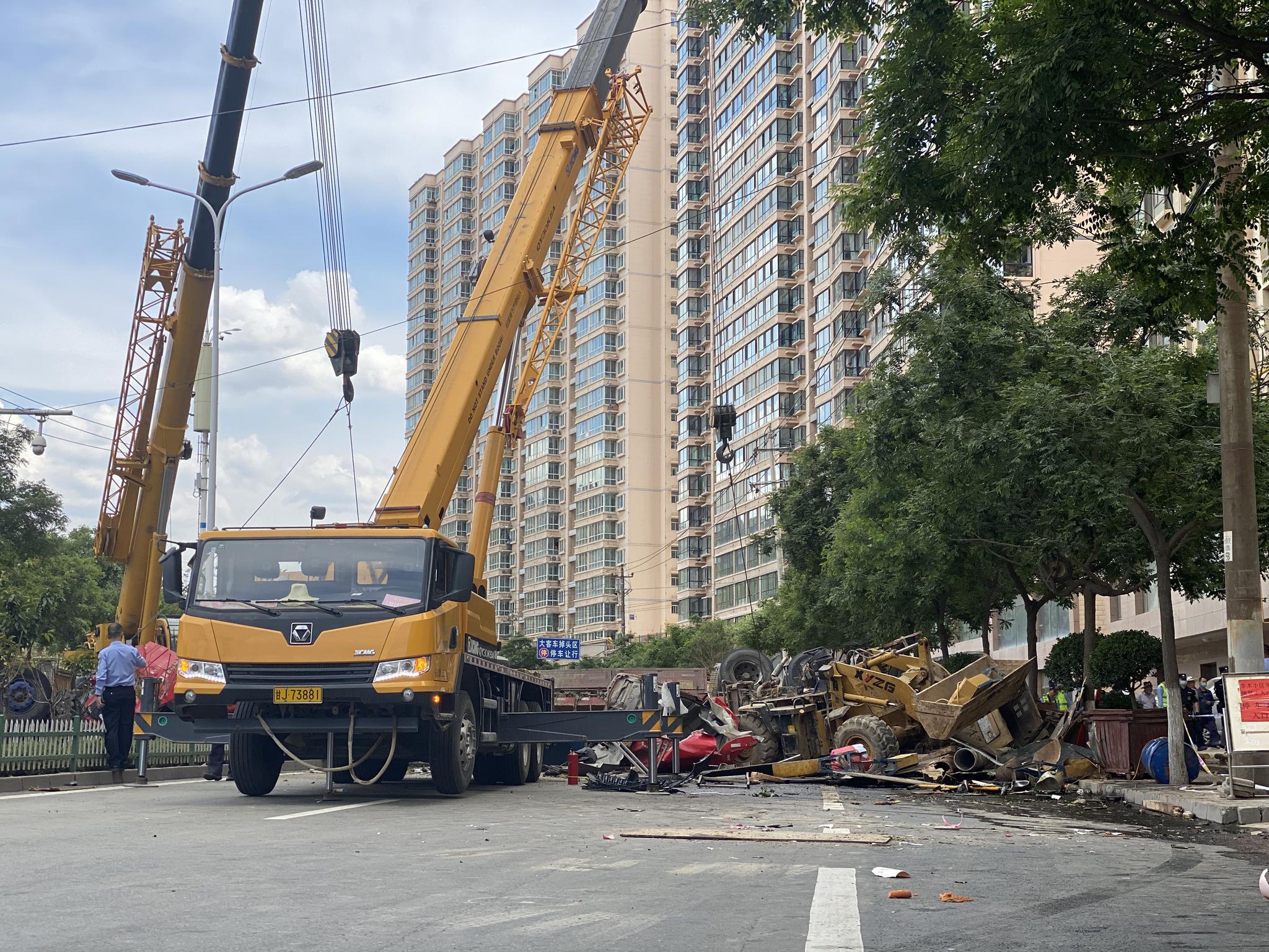 兰州一半挂车连撞7车致8人受伤 原因正在调查