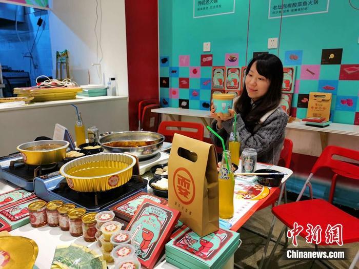 资料图:主播在“吃播”。图片来源:淘宝直播