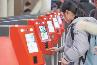 人脸辨认手艺或增添 信息。泄漏风险(图源:解放日报)