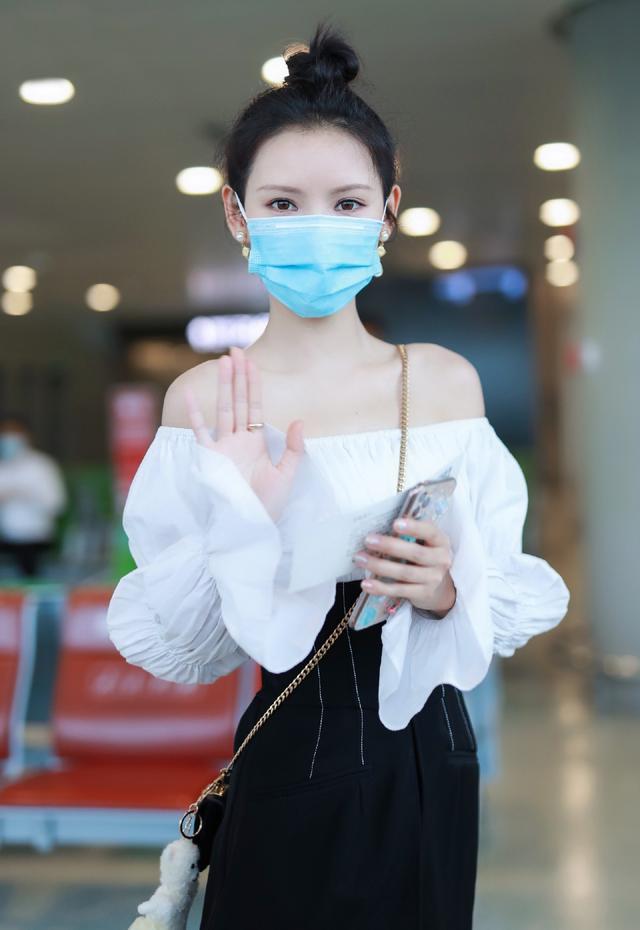 不愧是王思聪前女友最出名的,张予曦露肩黑白配造型,优雅似公主