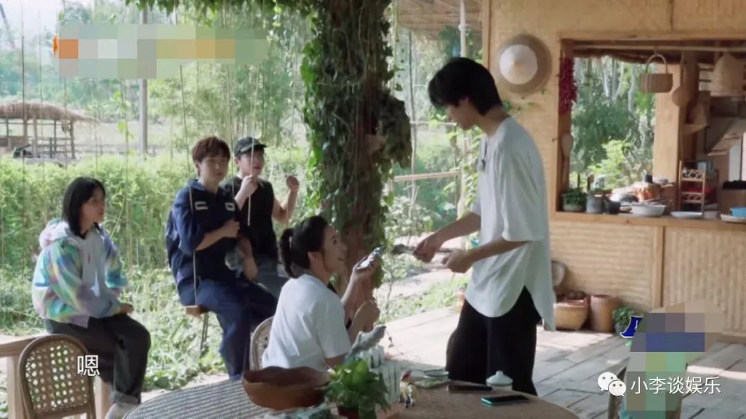 《向往4》宋威龙太勤快,想摘椰子被拒,缠着彭彭捞河蚌闲不下来