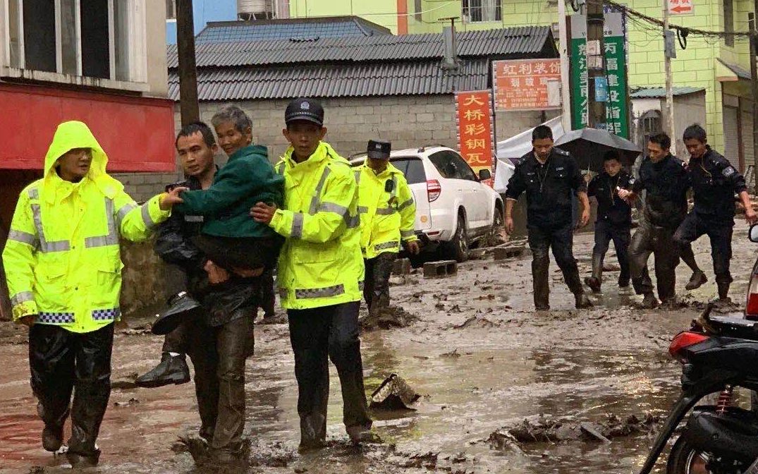 当地正进行救援工作。图片来源：贡山县宣传部