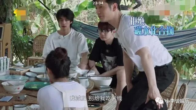 黄晓明一来蘑菇屋就要求主动刷碗,手法娴熟,不愧是中餐厅老板
