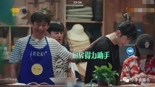 黄晓明一来蘑菇屋就要求主动刷碗,手法娴熟,不愧是中餐厅老板