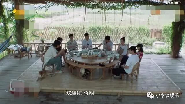 黄晓明一来蘑菇屋就要求主动刷碗,手法娴熟,不愧是中餐厅老板
