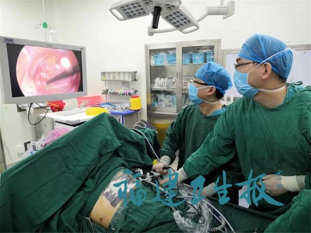 尴尬!福建女孩双手出汗近20年,连握手都害怕!这样根治,快转告身边的“水手”