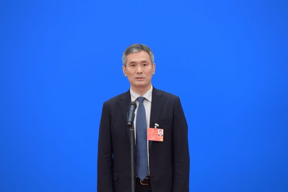5月22日,第十三届天下人民代表大会第三次集会举办首场“代表通道”采访运动。这是天下人大代表罗杰担当采访。新华社记者 李贺 摄