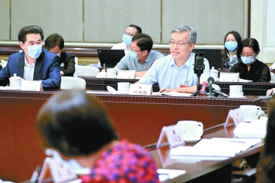 昨天,在北京团小组会上,何福胜代表就最高人民法院工作报告和最高人民检察院工作报告发表意见,并与其他代表深入交流。 本报记者 武亦彬摄