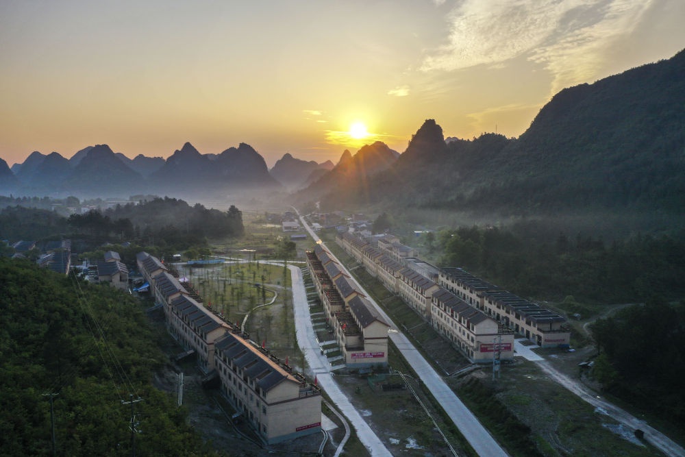 这是广西南丹县“千家瑶寨·万户瑶乡”八圩瑶寨易地扶贫搬家安顿点(4月29日摄,无人机照片)。新华社记者 曹祎铭 摄