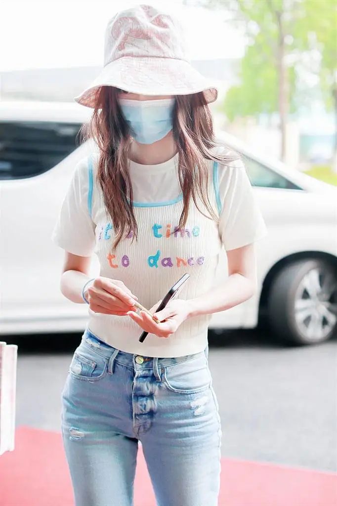 杨颖怎么保养的?当妈后穿紧身牛仔裤身形仍似少女,这腰也太细了