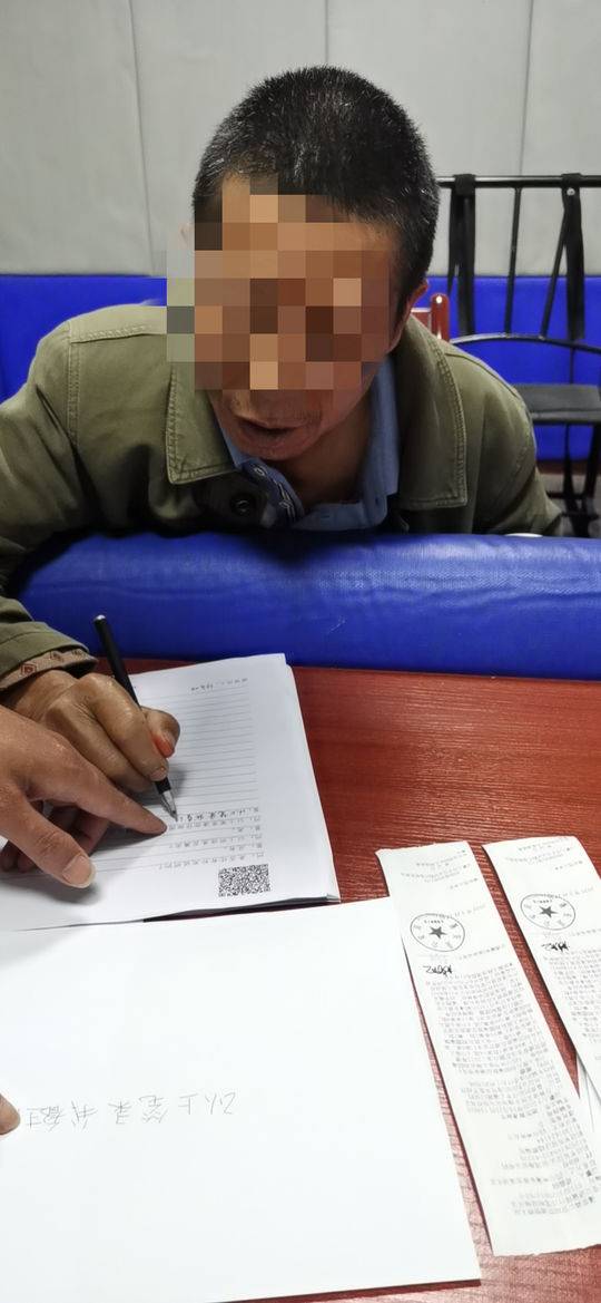无牌电动车违规乱停 遇交警处罚车主无赖耍横被拘