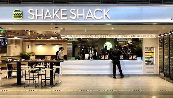 Shake Shack在上海虹桥机场开了家新店,邀请人们乘坐“人气汉堡航班”