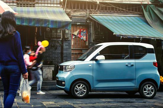 五菱四座宏光MINI新能源汽车9小时订单破千