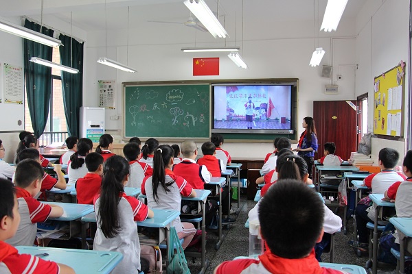 让红领巾更加鲜艳 铝城小学举行庆“六一”大队集会活动