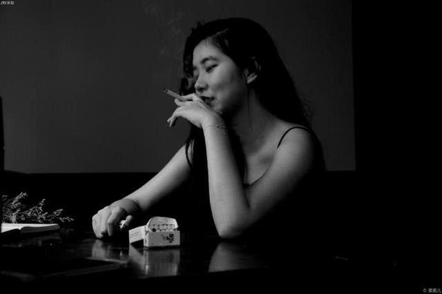 她拍下青春故事中的“上瘾”,有种不可名状的性感