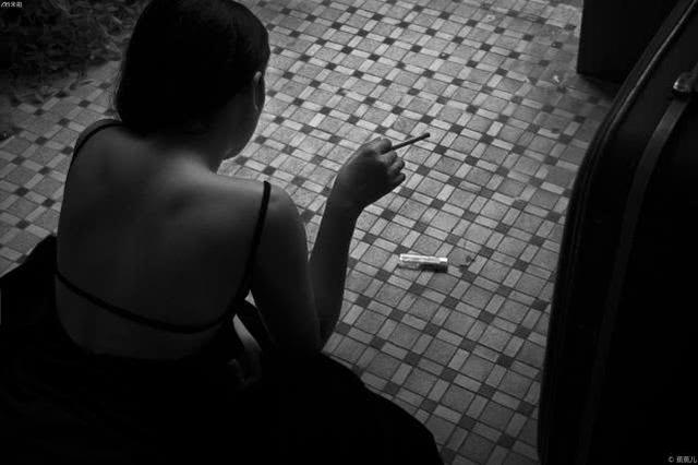 她拍下青春故事中的“上瘾”,有种不可名状的性感