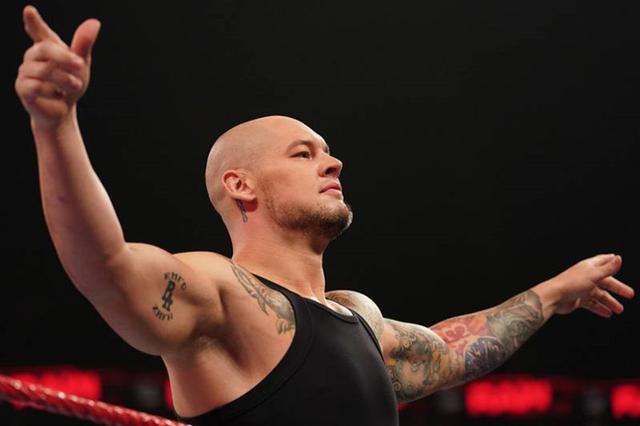 WWE巴伦·科尔宾晒大面积腿部纹身,色彩炫酷