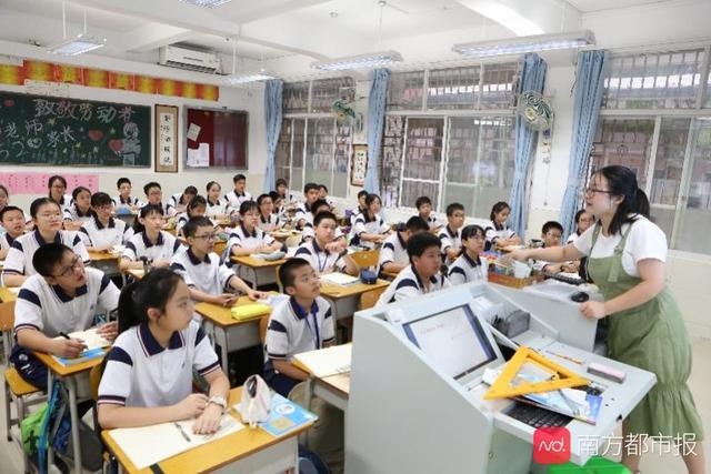 今起广州多区中小学师生校园内可脱口罩,来一组教室上课照片