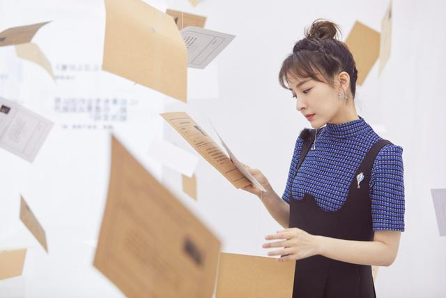 吴昕简直“逆生长”,穿针织开衫梳空气刘海,样子呆萌少女感十足