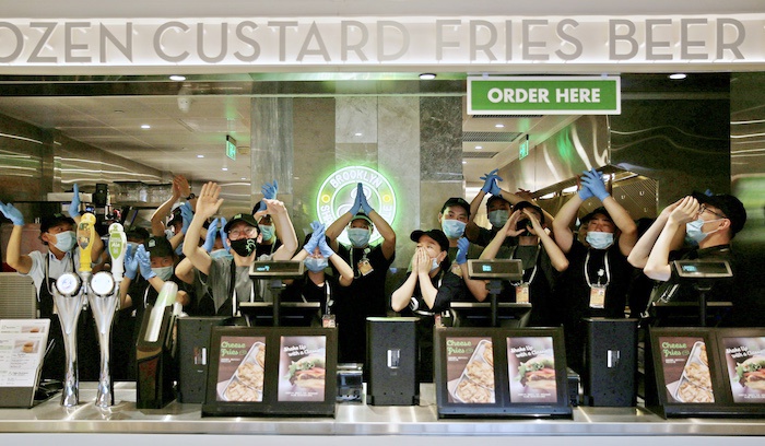 Shake Shack在上海虹桥机场开了家新店,邀请人们乘坐“人气汉堡航班”
