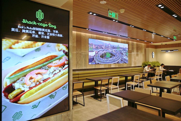 Shake Shack在上海虹桥机场开了家新店,邀请人们乘坐“人气汉堡航班”