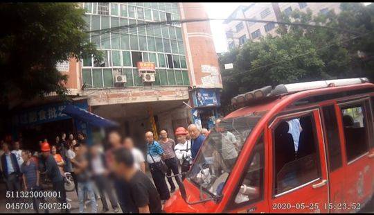 无牌电动车违规乱停 遇交警处罚车主无赖耍横被拘