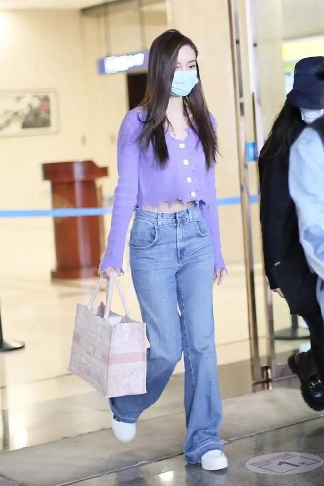 杨颖怎么保养的?当妈后穿紧身牛仔裤身形仍似少女,这腰也太细了