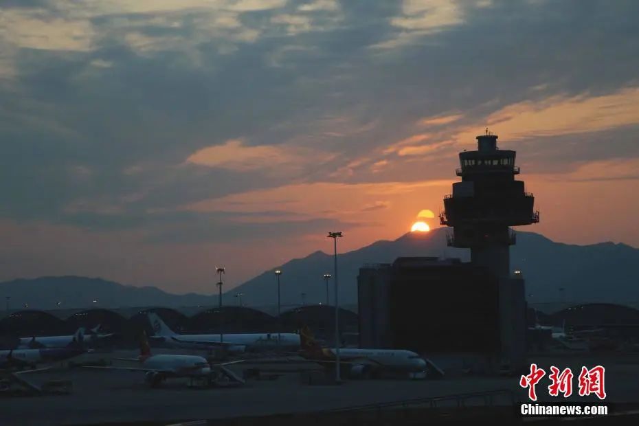 香港国际机场晨曦。中新社记者 洪少葵 摄