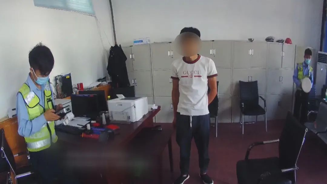 两岁儿童开车上路家长为其当“教练”!?