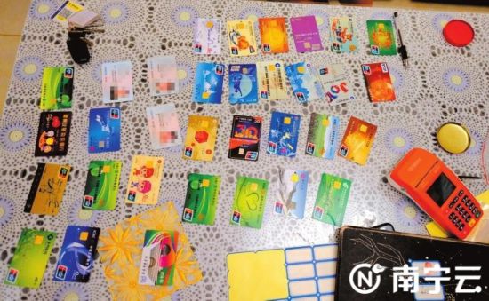 行动中查获的涉传物品等。记者宋延康摄