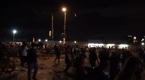 正在转移的抗议者,来源:推特视频截图