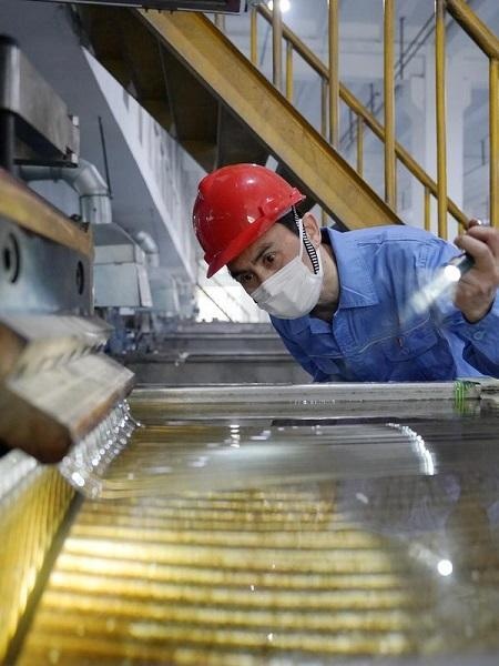 新时代奋斗者|陆军:带领团队12天研发转产口罩料 日产28吨可产口罩2800万只