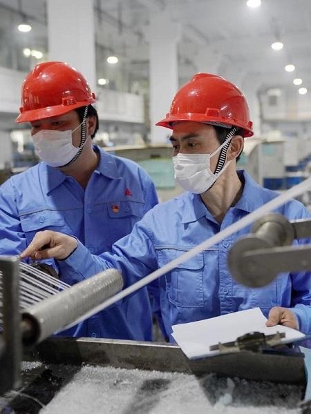 新时代奋斗者|陆军:带领团队12天研发转产口罩料 日产28吨可产口罩2800万只