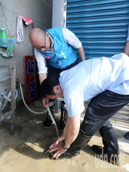 韩国瑜下乡时弯腰为随扈冲洗雨鞋 贴心举动被赞暖男
