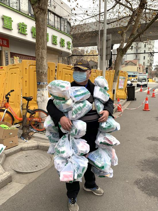 国外街头亮起5548句无声告白,一夜间催泪无数网友……