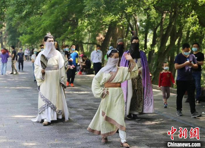 湖北襄阳古隆中景区内巡游演出 顾浩 摄