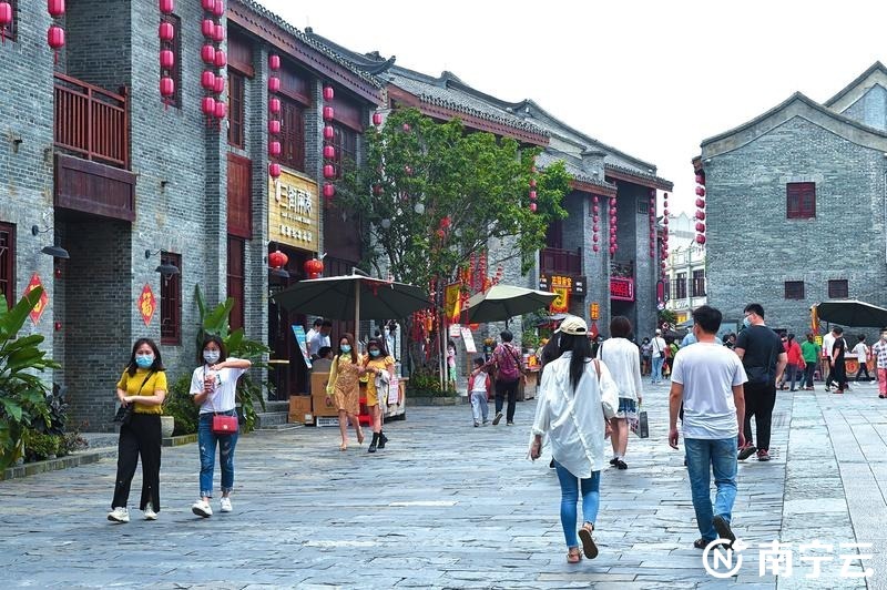 “五一”假期,“三街两巷”以其南宁特有的文化韵味吸引了不少游客。记者潘浩摄